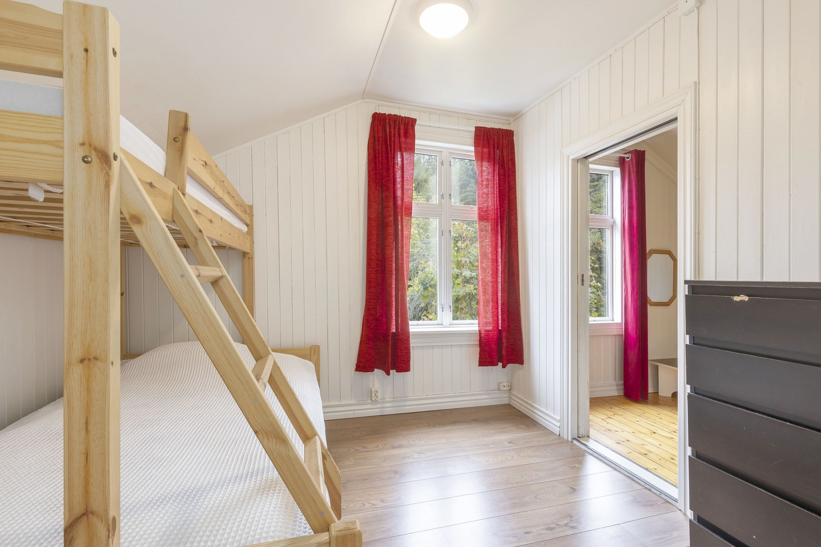 Soverom med laminat på gulv. Galleribilde