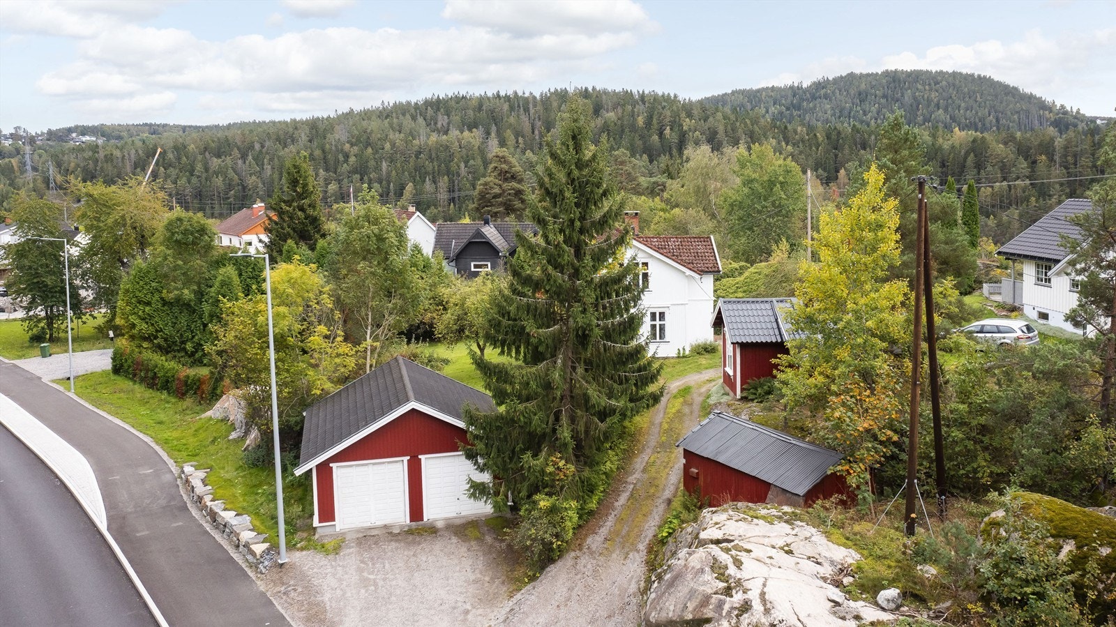 Garasje og innkjørsel deles med nabo.
Foto: Danny Twang! Galleribilde