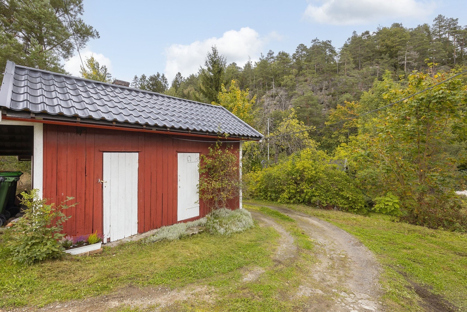 Bryggerhus med vedbod og innredet rom. Tak fra 2023. Galleribilde