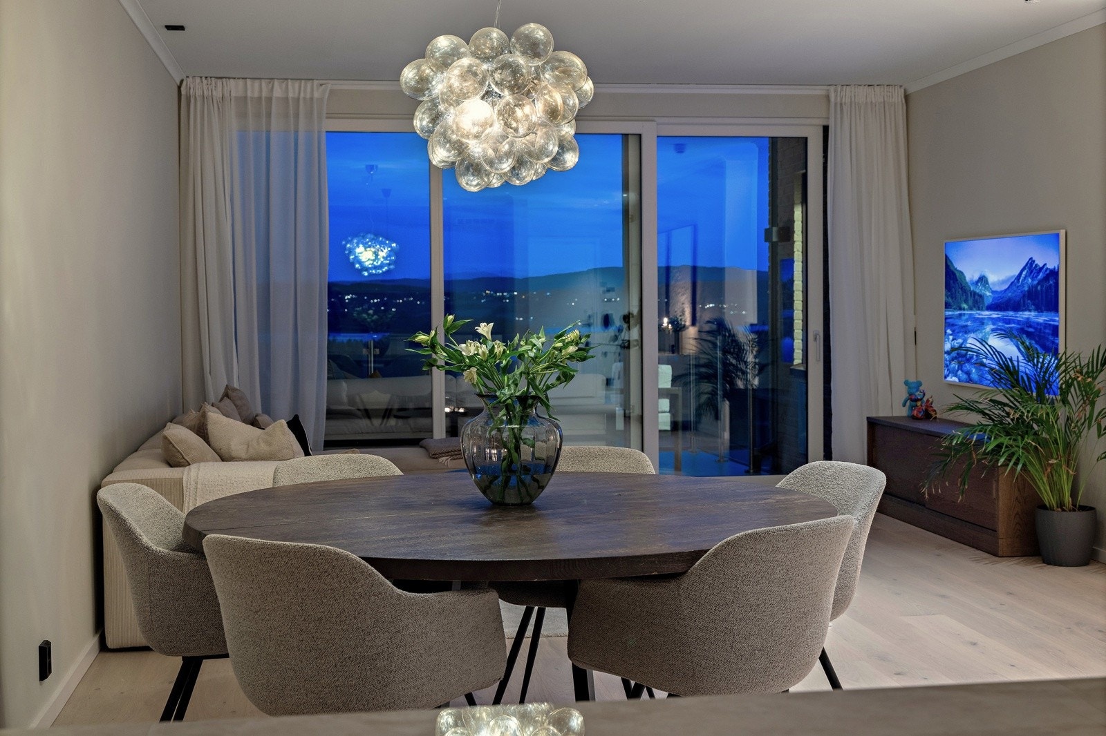 PrivatMegleren Park v/ Helene Skare ønsker deg velkommen til en rålekker 3-roms i Klokkerlia 34A. Galleribilde