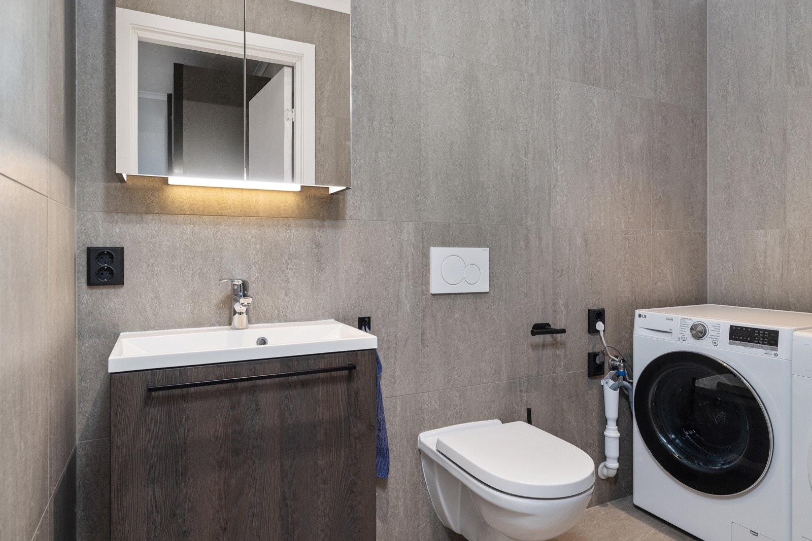 Bad/Vaskerom - Leiligheten byr på 2 våtrom, det andre er kombinert bad- og vaskerom. Galleribilde