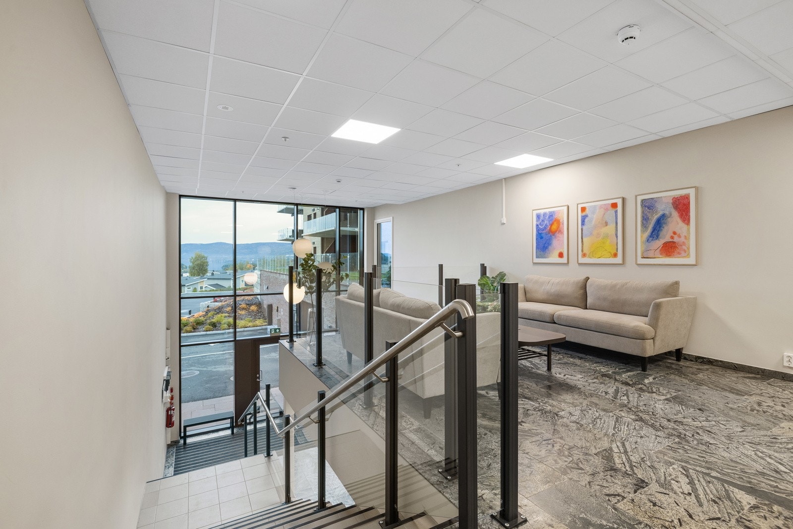 Representativt inngangsparti. Sameiets fasiliteter gir deg følelsen av å bo på hotell og tilbyr et rikt utvalg av fasiliteter. Galleribilde