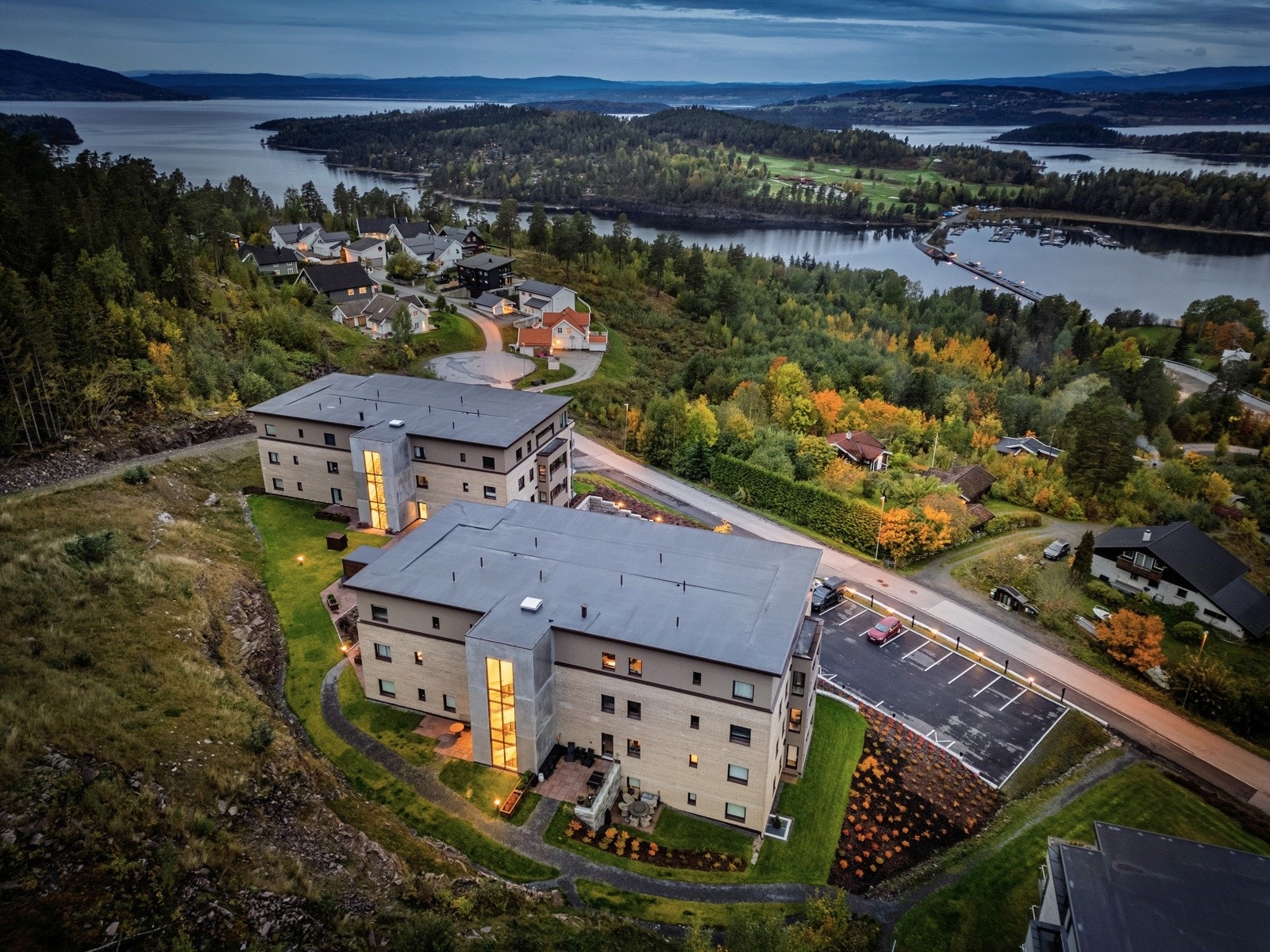 Sameiets tomt er svært pent opparbeidet med planter, sittegrupper og areal for aktiviteter. Galleribilde