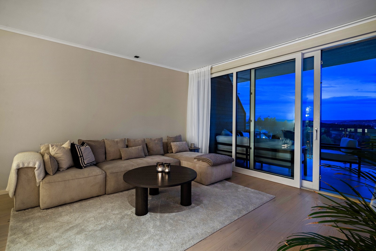 Leiligheten har en attraktiv intern beliggenhet høyt og fritt i byggets 3. etasje. Galleribilde