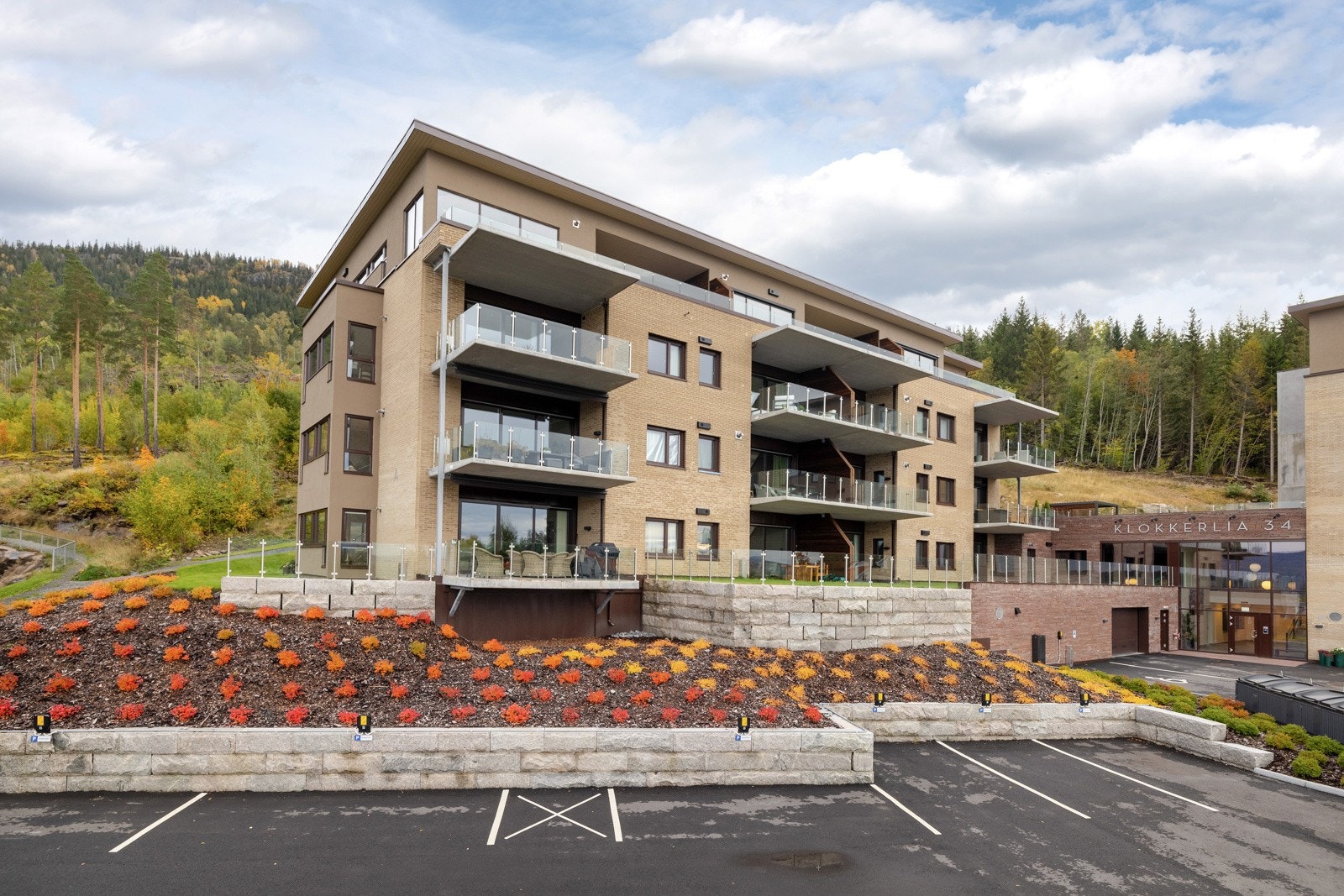 Gode parkeringsmuligheter for gjester på asfaltert gårdsplass. Galleribilde