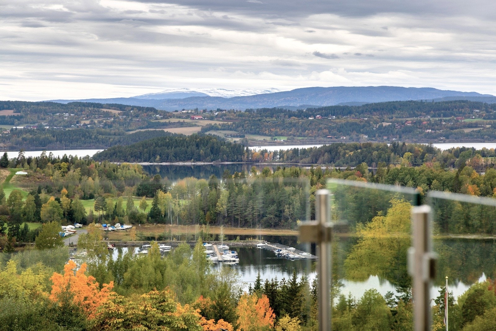Gode sol- og utsiktforhold med sol fra ettermiddag til solnedgang. Galleribilde