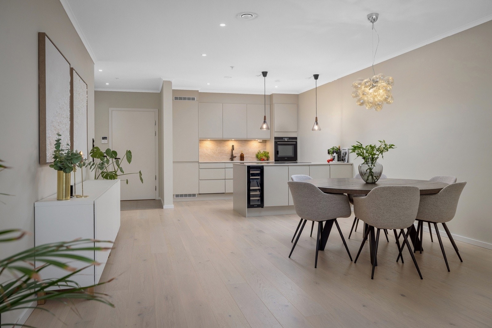 Leiligheten har en gjennomgående høy standard fra 2023 med påkostede tilvalg. Galleribilde