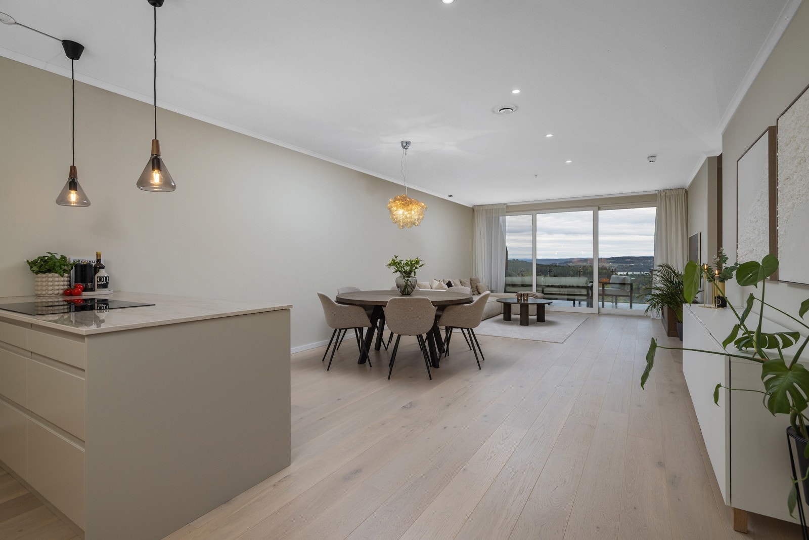 De store vindusflatene sørger for rikelig med lysinnslipp og skaper en god atmosfære. Galleribilde