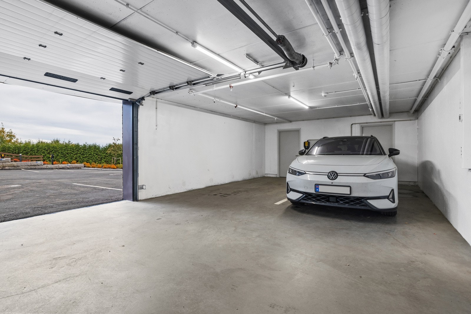 Det medfølger en parkeringsplass med ladeabonnement og kjellerbod til leiligheten. Galleribilde