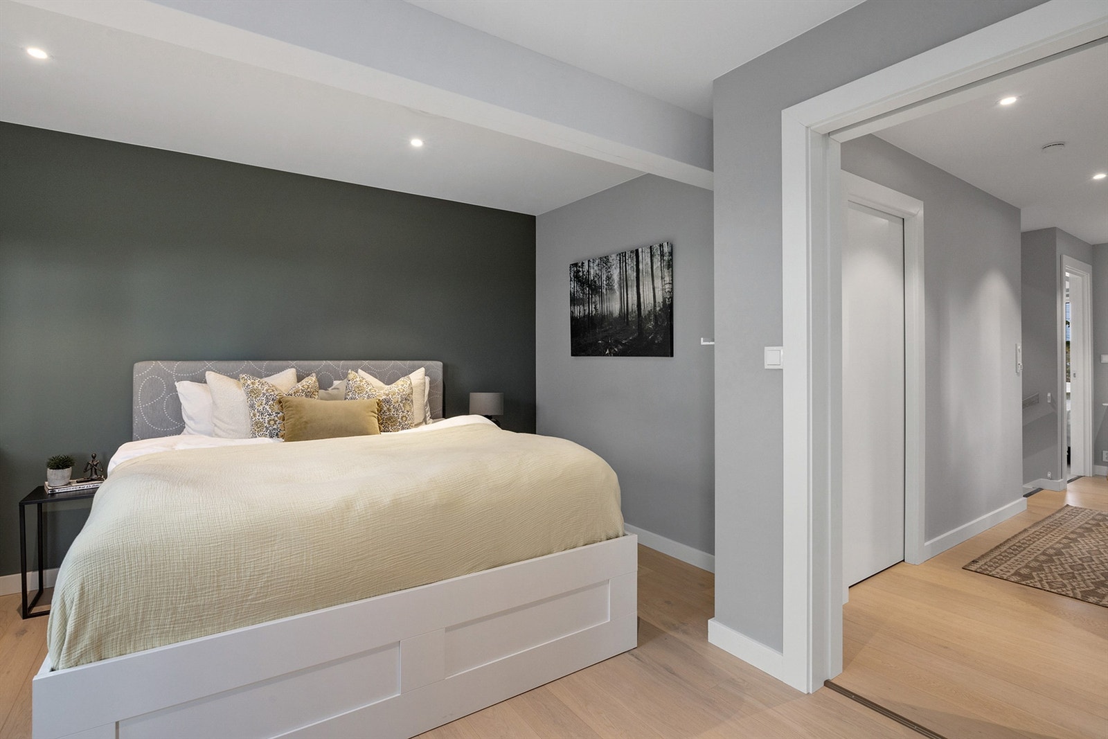 Plass til dobbeltseng og nattbord Galleribilde