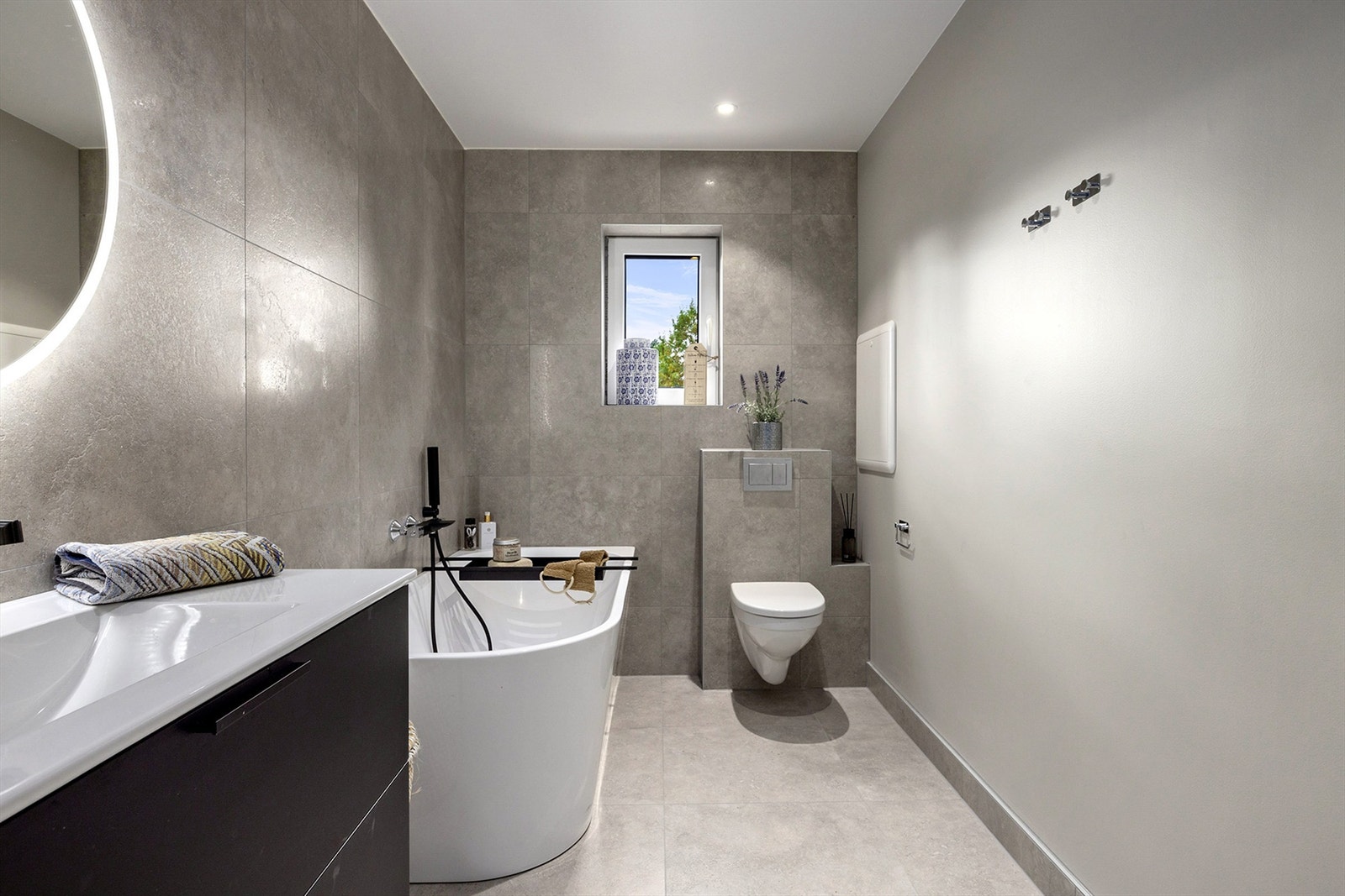 Ett av to bad i 2. etasje er utstyrt med badekar Galleribilde