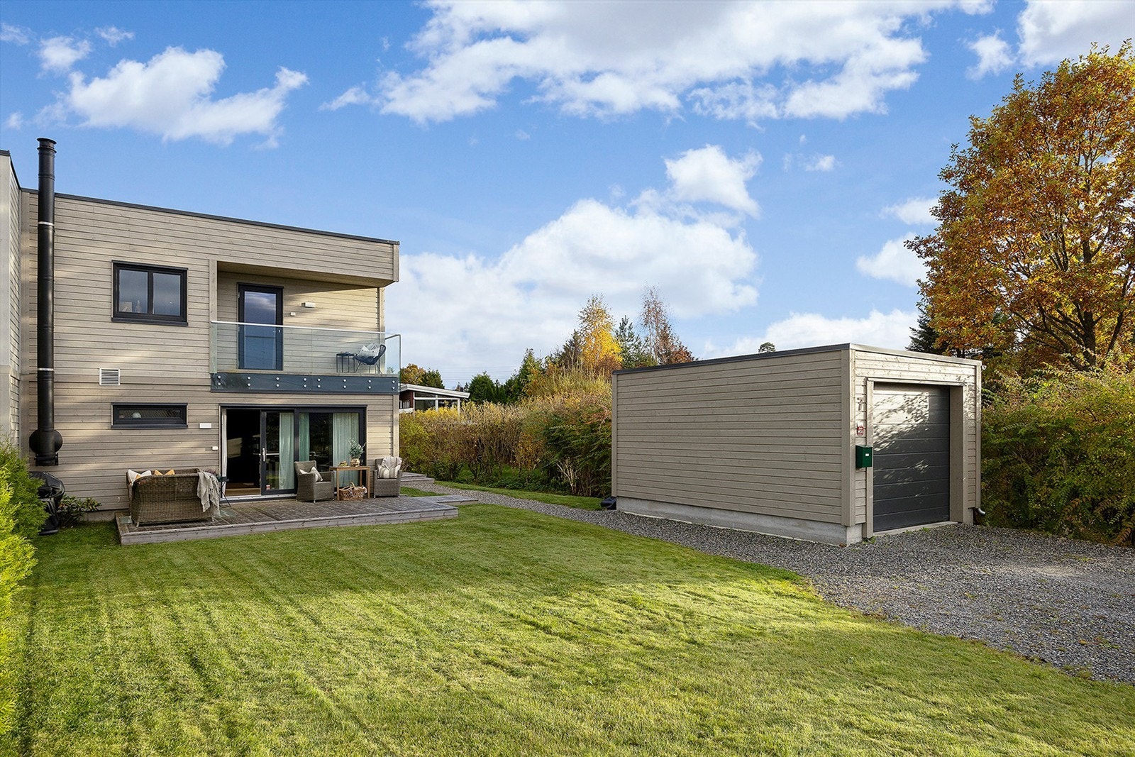 Det medfølger en romslig garasje med gode oppbevaringsmuligheter og elbillader Galleribilde