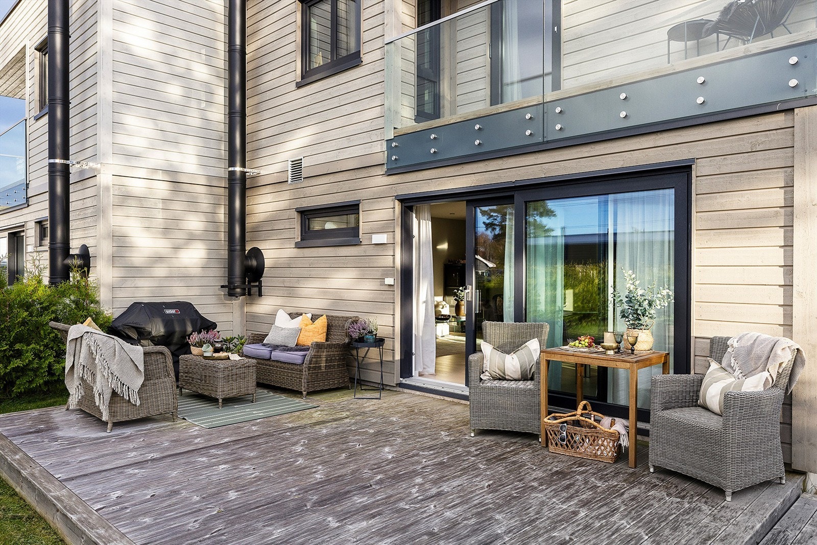 Her får du rikelig med plass til utemøbler og terrassen kan deles opp i ulike soner Galleribilde