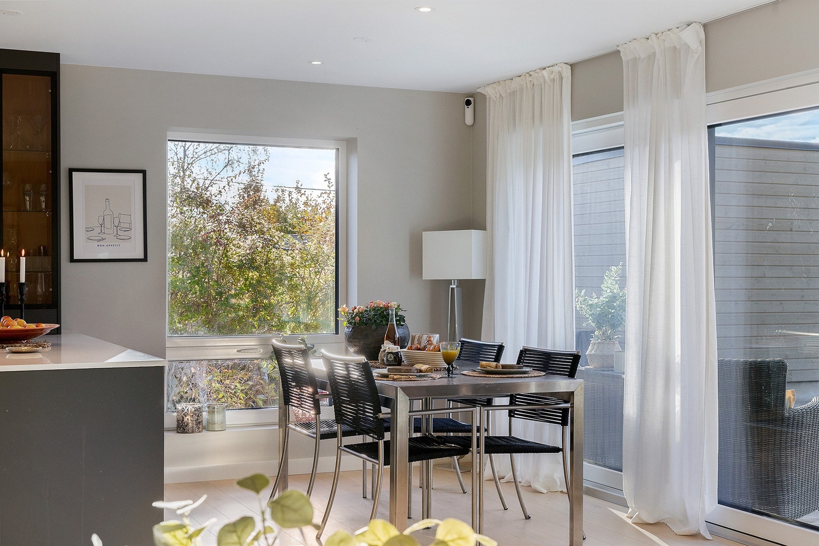 Store vindusflater slipper inn rikelig med naturlig lys, og listfrie overganger mellom vegger og himling skaper et sømløst uttrykk Galleribilde