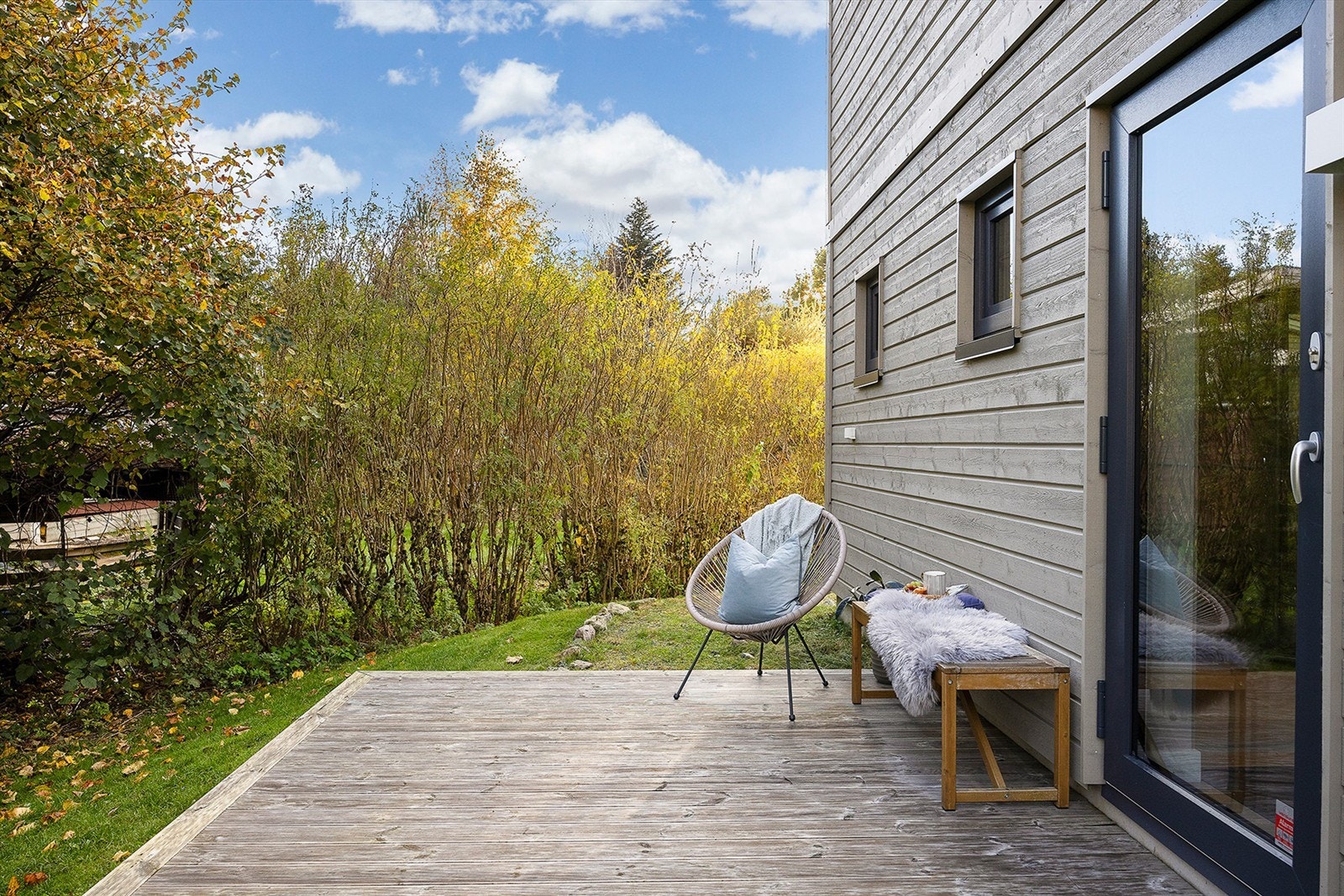Utgang fra soverom i 1. etasje til skjermet terrasse Galleribilde