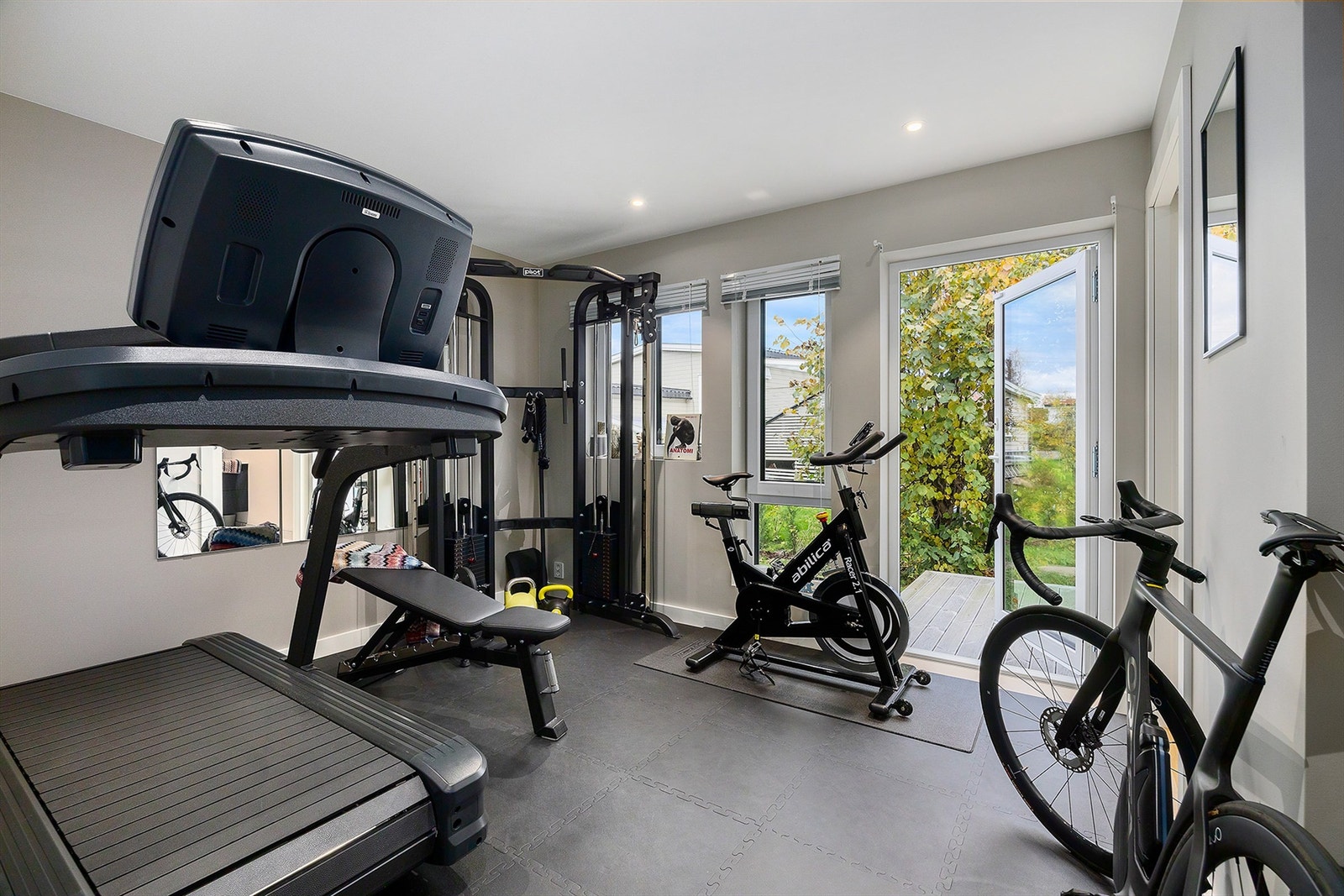 Rommet har egen inngang, eget bad og er klargjort med bl.a. røropplegg i vegg tiltenkt hybelkjøkken Galleribilde