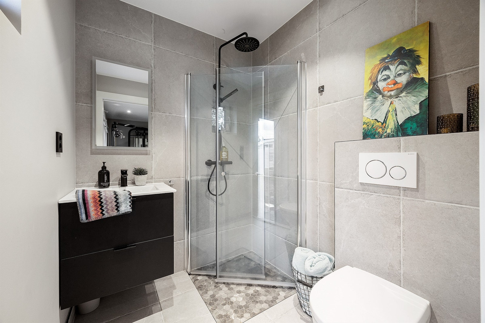 Eget bad i tilknytning til soverom i 1. etasje Galleribilde