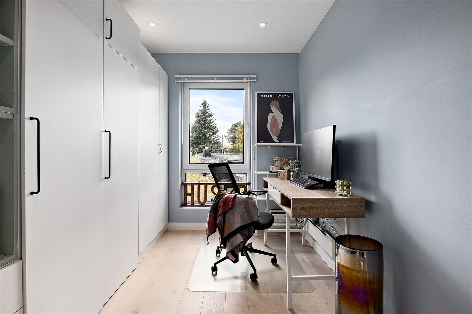 Soverom 3 i 2. etasje har rikelig med skapplass og egner seg godt som barnerom eller hjemmekontor Galleribilde