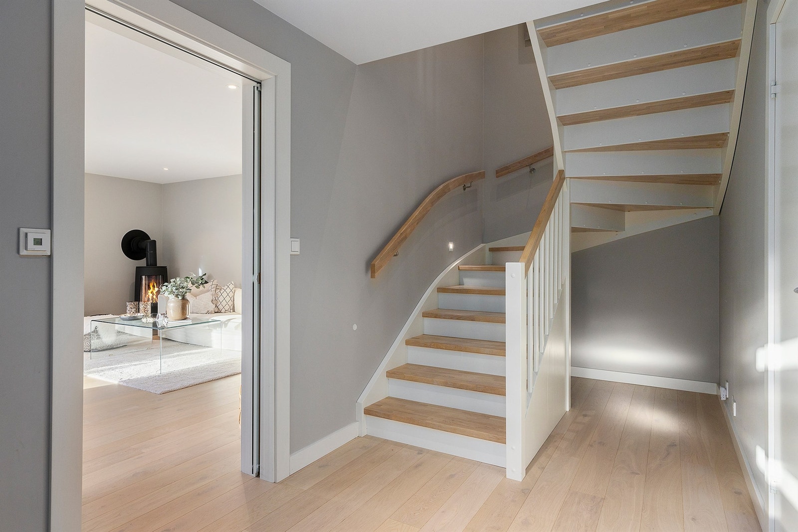 Gang er avskilt fra kjøkken/stue med skyvedør i glass for å ivareta åpenhet mellom disse to sonene Galleribilde