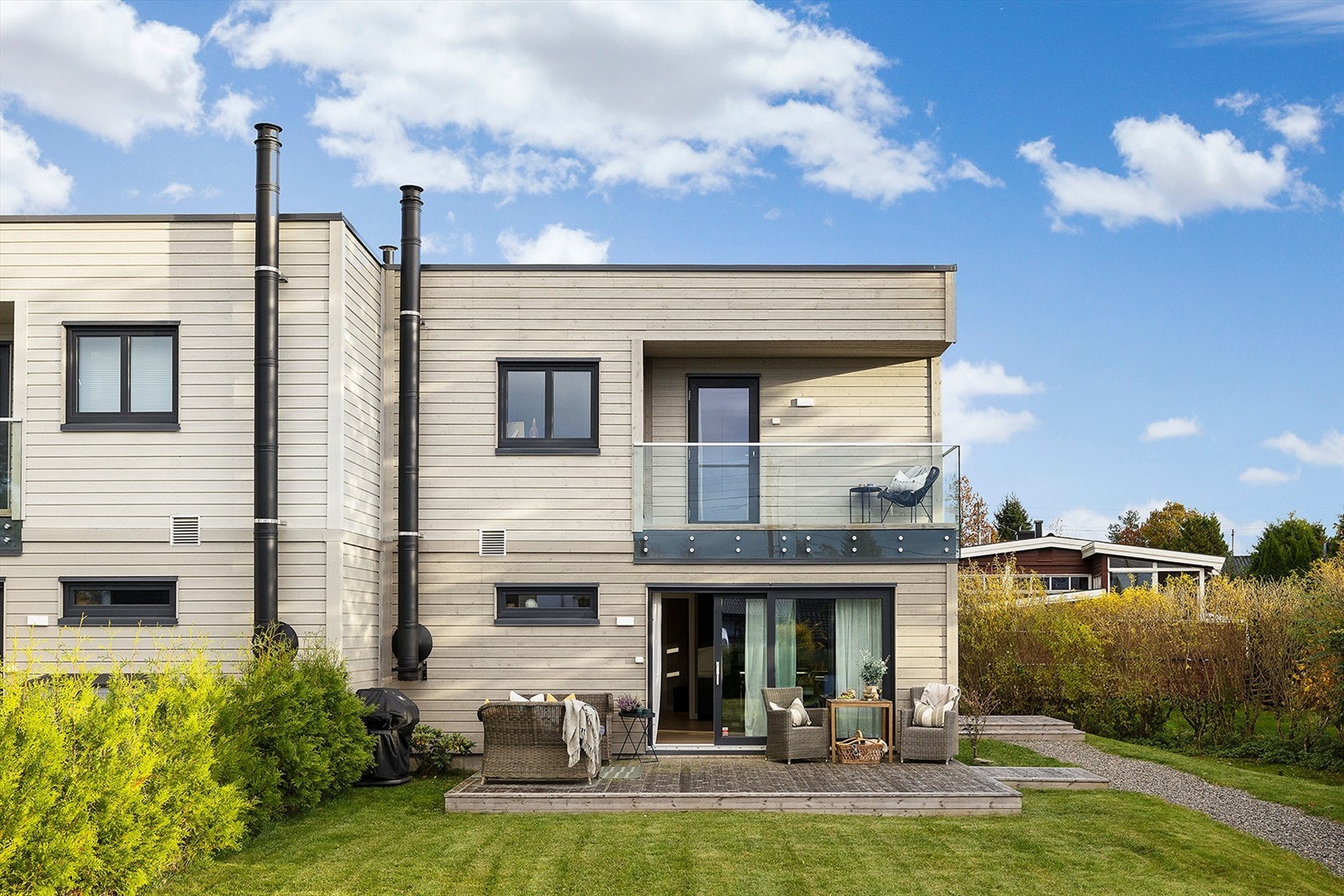 Boligen ligger fint plassert og du har sol fra morgen til kveld Galleribilde