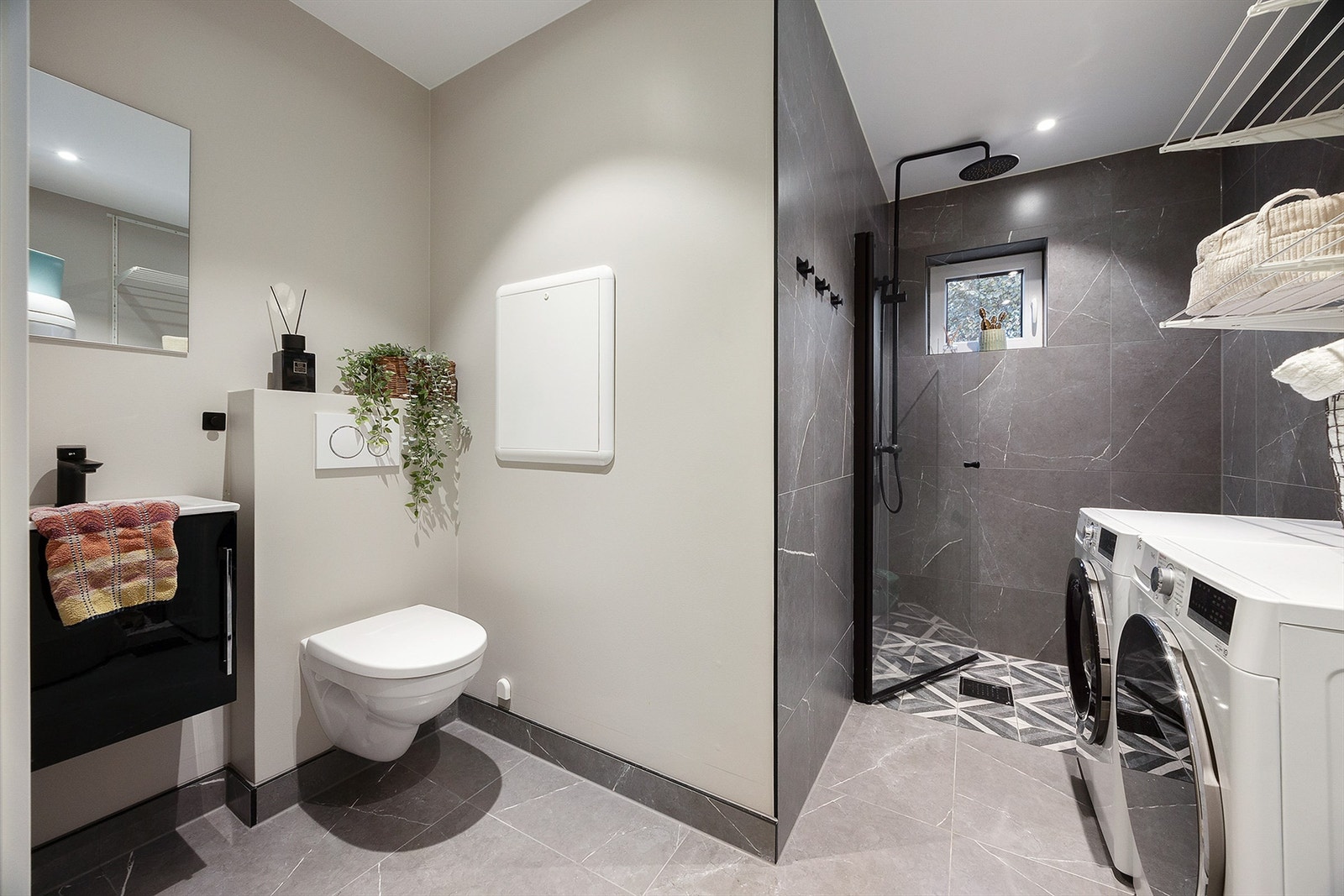 Praktisk bad/vaskerom i 1. etasje Galleribilde