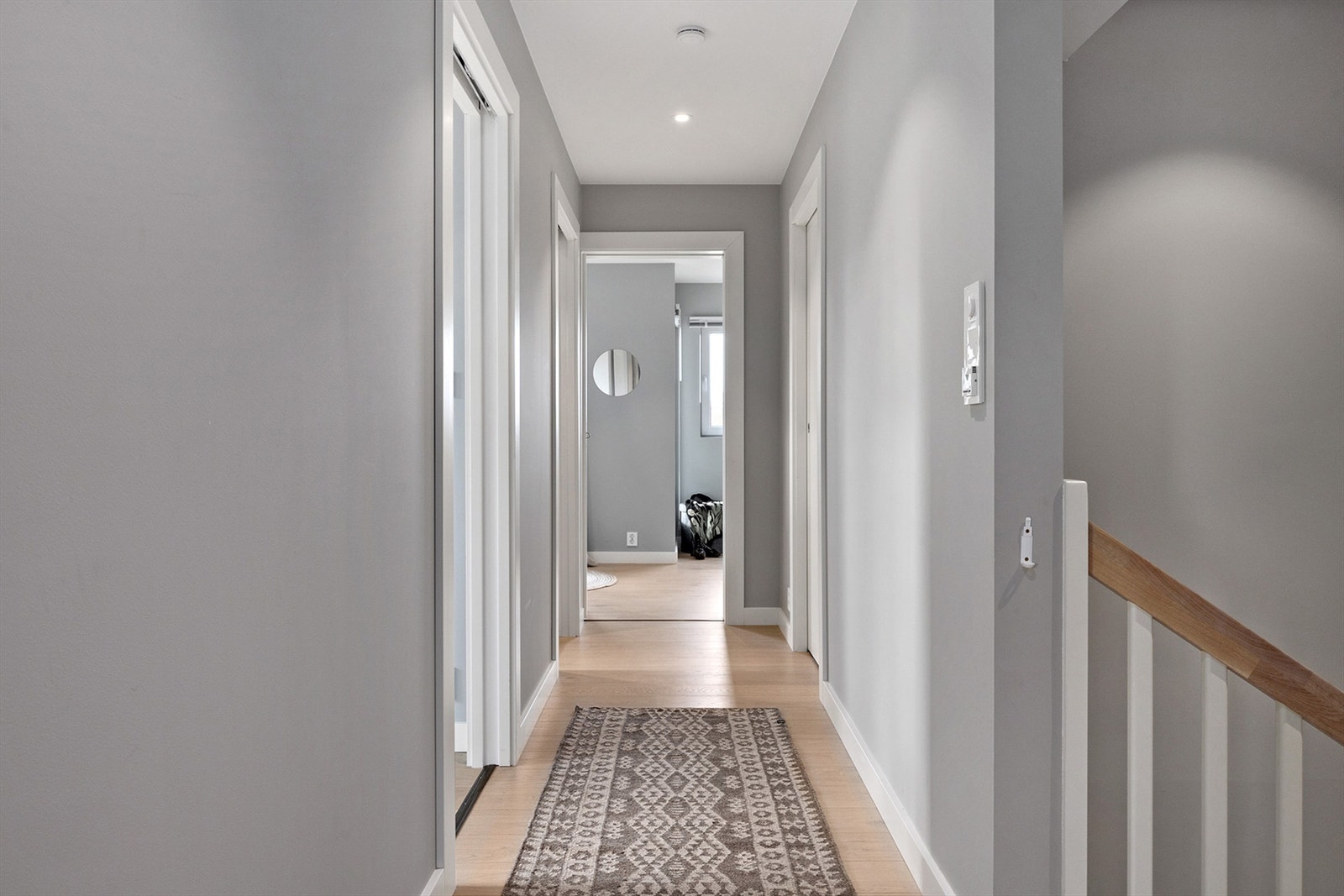 Lys og romslig gang mellom soverom i 2. etasje Galleribilde