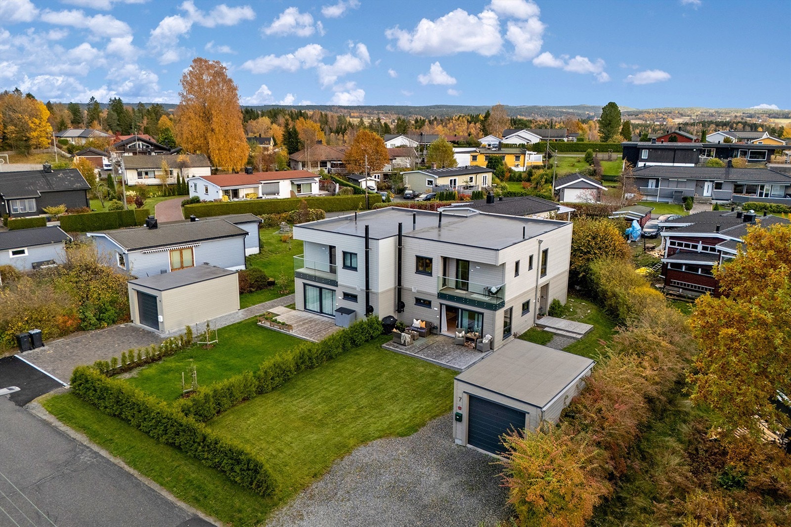 En moderne familiebolig med høy standard og gode solforhold. Her får du hele fem soverom, fire bad og en romslig garasje med elbillader. Galleribilde