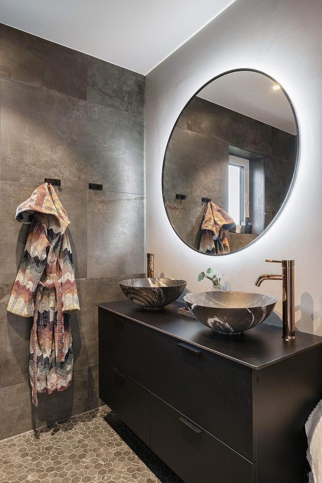 Det er gjort tidsriktige valg av fliser, farger og baderomsinnredning, og hvert bad har en funksjonell og gjennomtenkt planløsning Galleribilde