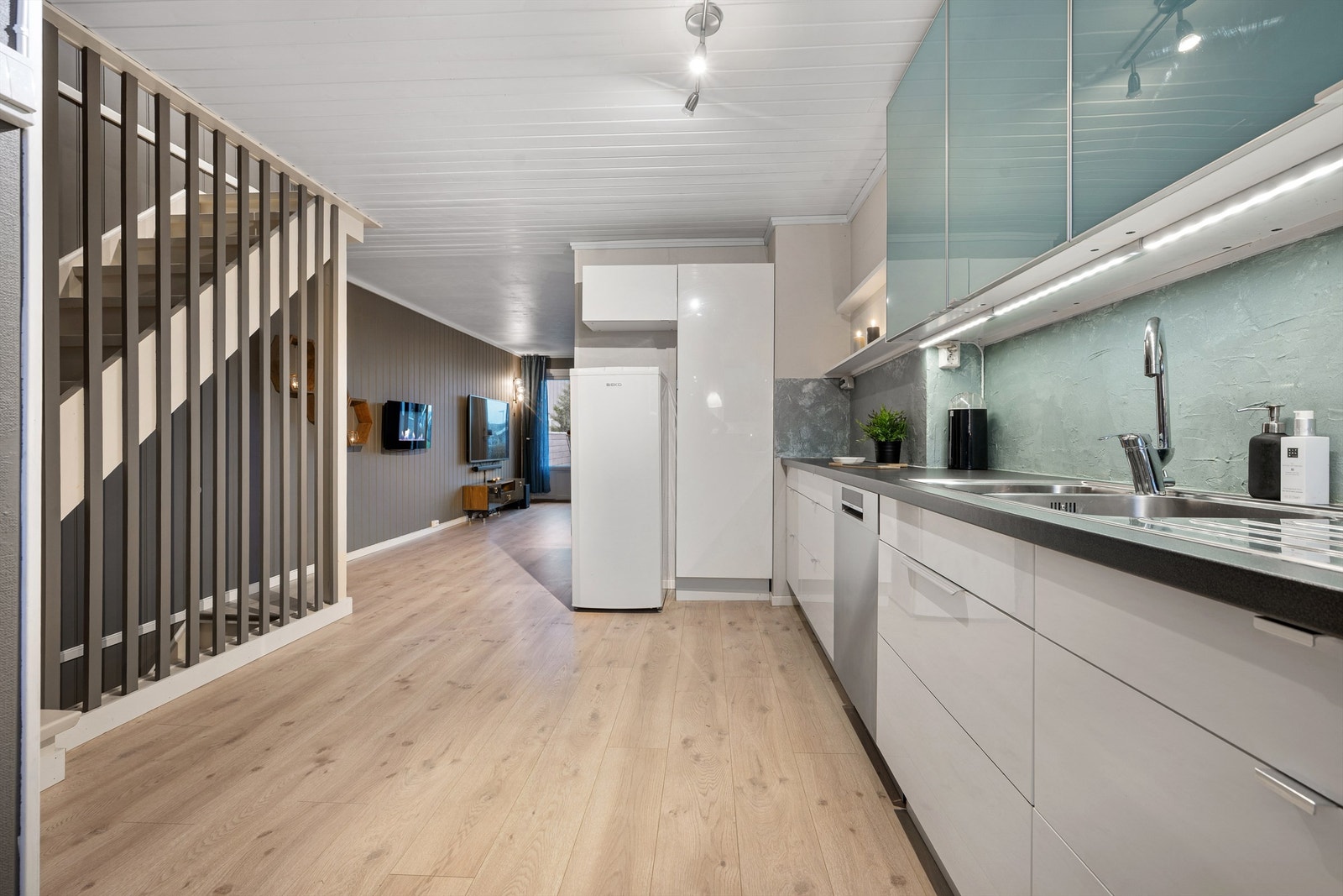 Kjøkkenet har en åpen løsning mot stuen og spiseplass Galleribilde