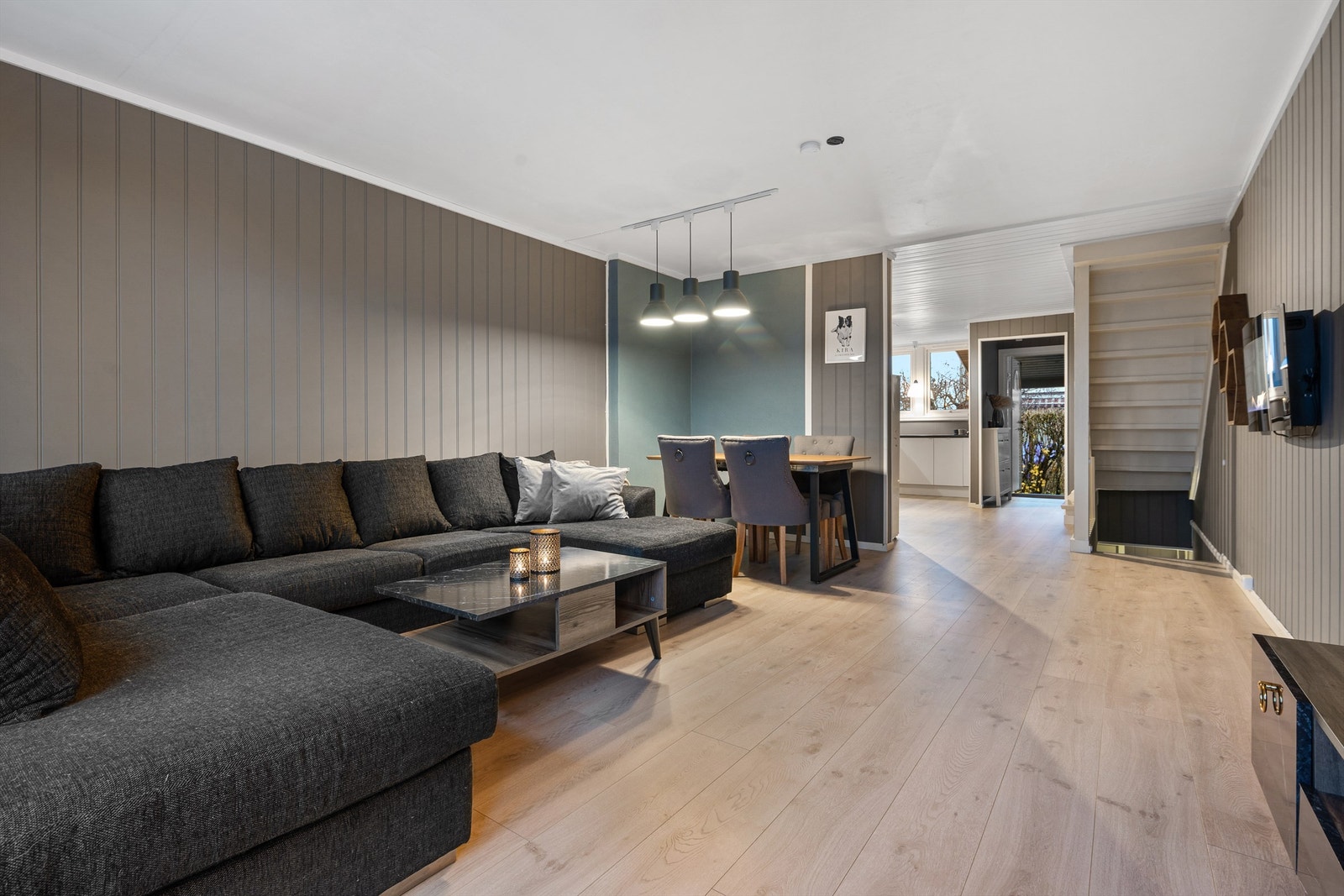 Romslig stue med god plass til spisebord og sofagruppe - Foto: Heidi Larsen Galleribilde