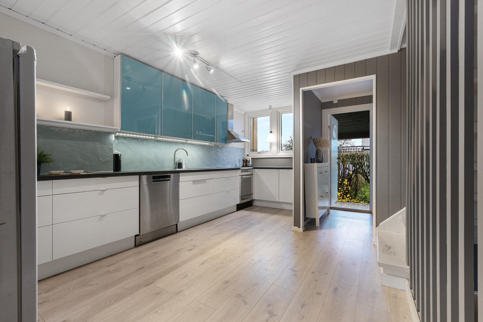 Fra entreen har man direkte adkomst til kjøkkenet Galleribilde