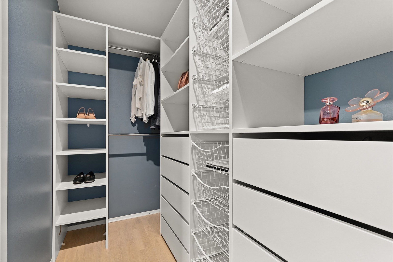 Stor og praktisk garderobe med mye oppbevaringsplass. Galleribilde