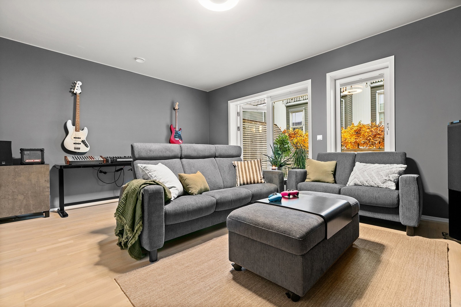 Stor stue i underetasjen med utgang til terrassen. Galleribilde