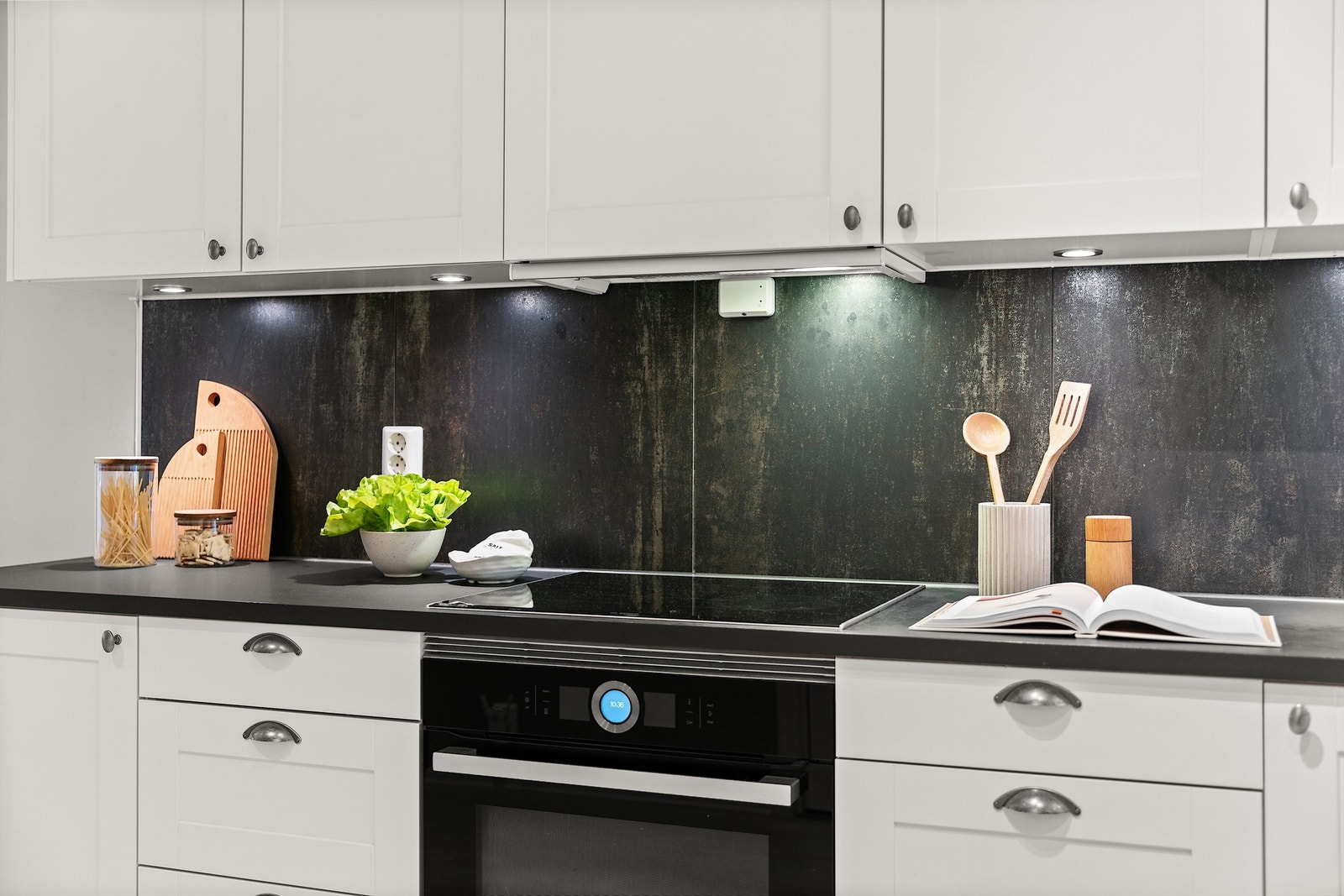 Kjøkkenet har integrert stekeovn, induksjonstopp og oppvaskmaskin. Galleribilde