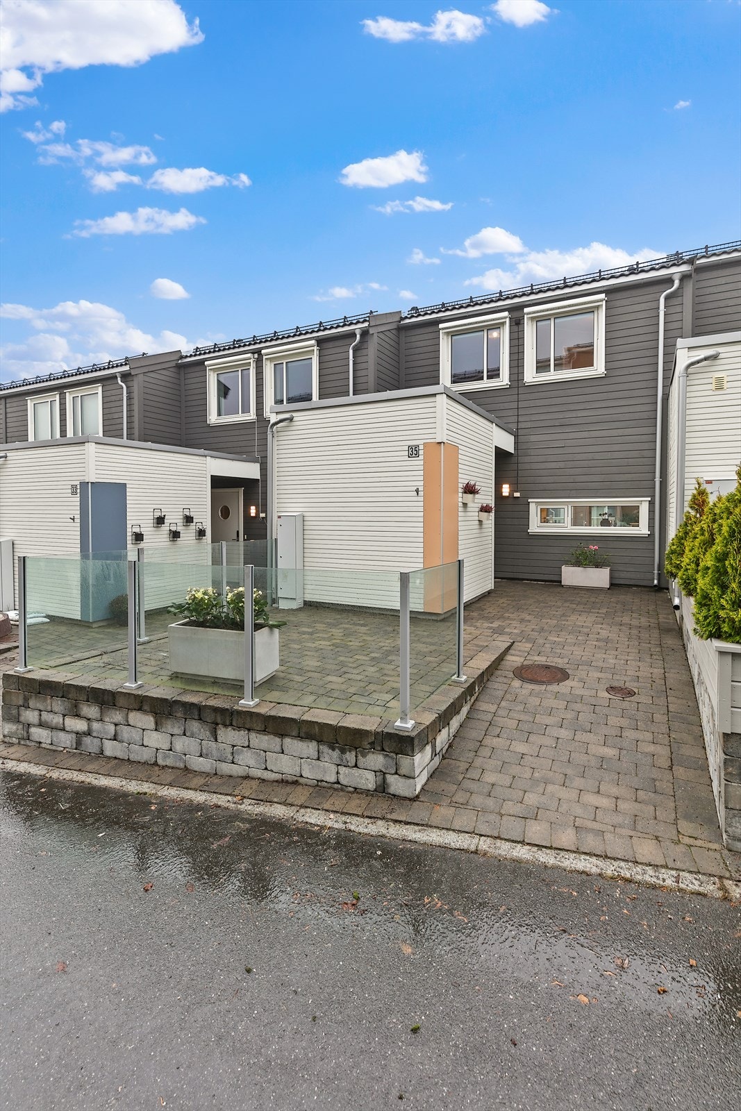 Inngangsparti og uteplass er belagt med belegningsstein. Galleribilde