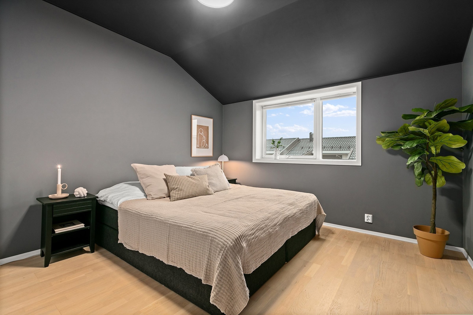 Romslig hovedsoverom med rolige farger. Galleribilde