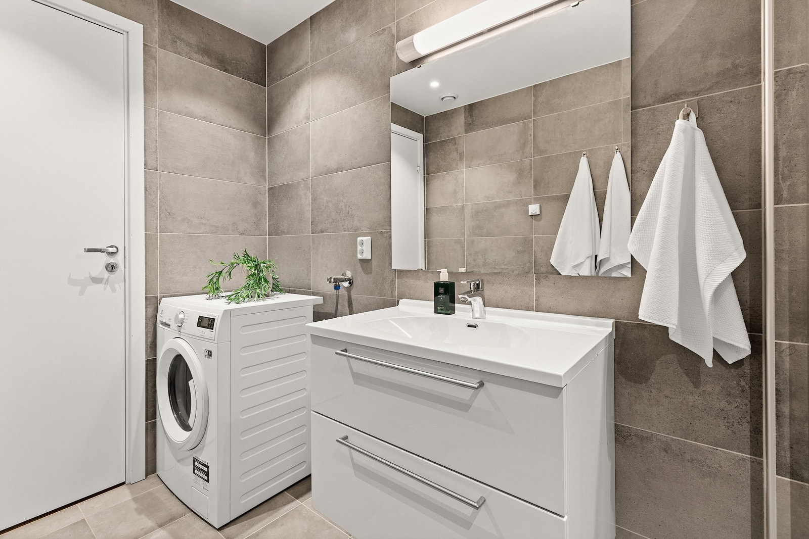 Det er opplegg for vaskemaskin på bad i underetasjen. Galleribilde