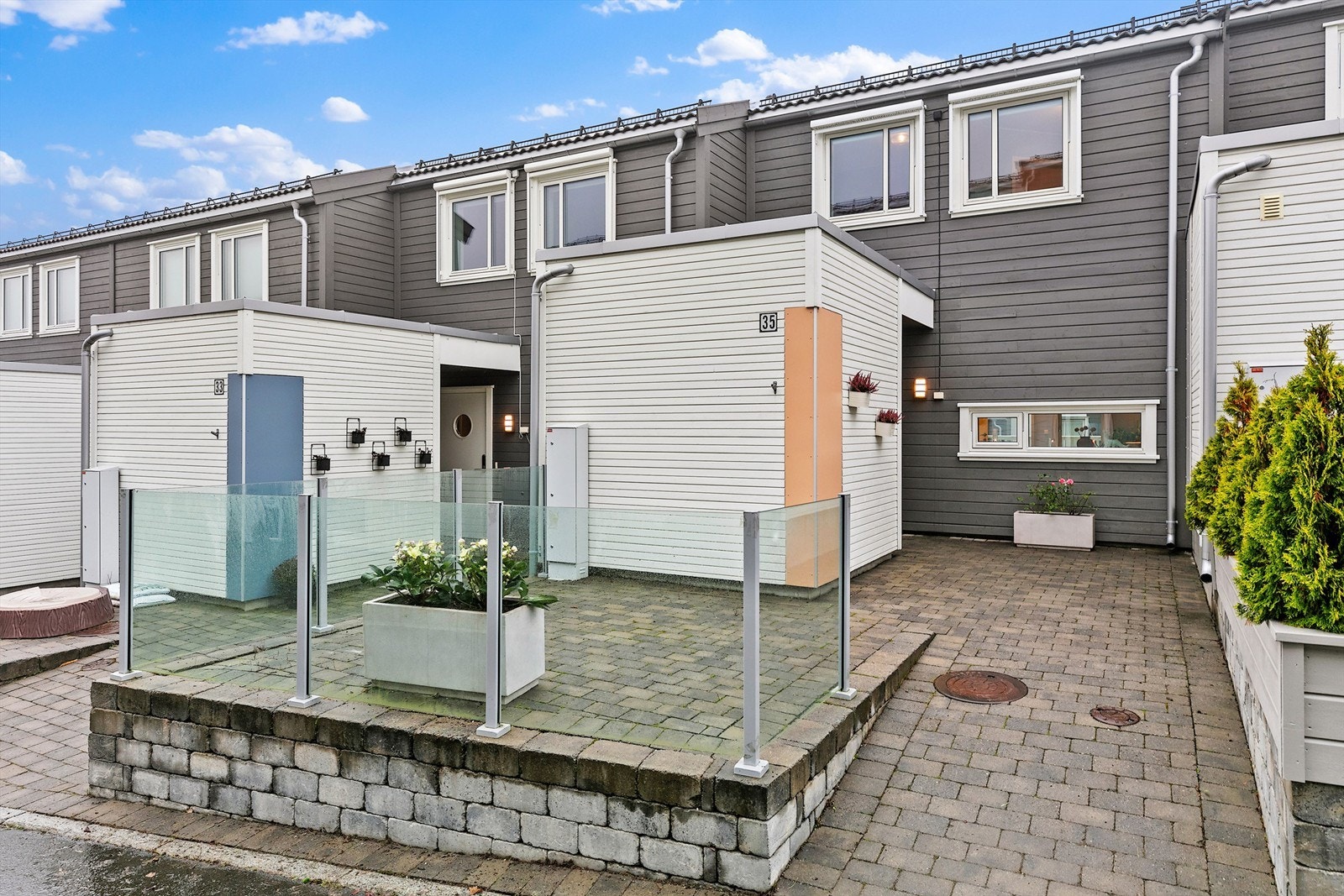 Boligen strekker seg over 3 plan, med god lagringsplass inne og ute. Galleribilde