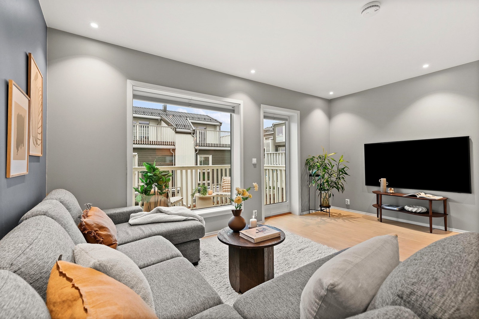 Fra stuen er det direkte utgang til balkong. Galleribilde