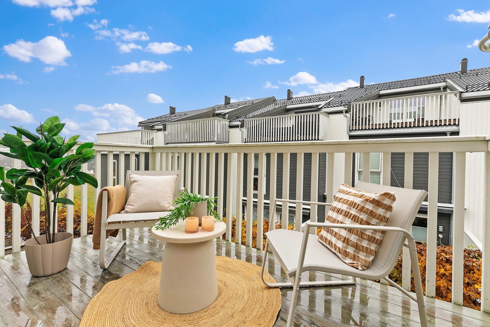 Balkongen med utgang fra stuen er på 6 kvm. med plass til møblement. Galleribilde