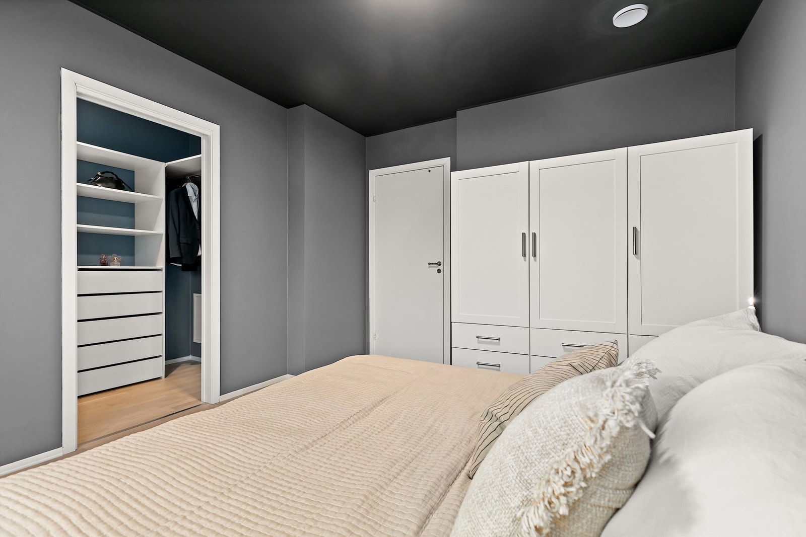 Hovedsoverommet har i tillegg til walk-in garderobe frittstående garderobeskap. Galleribilde