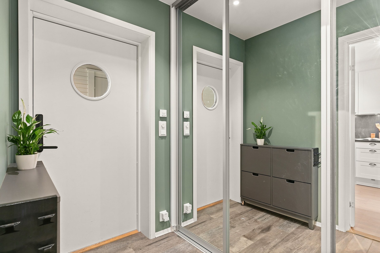 Entrè / gang med romslig skyvedørsgarderobe. Galleribilde