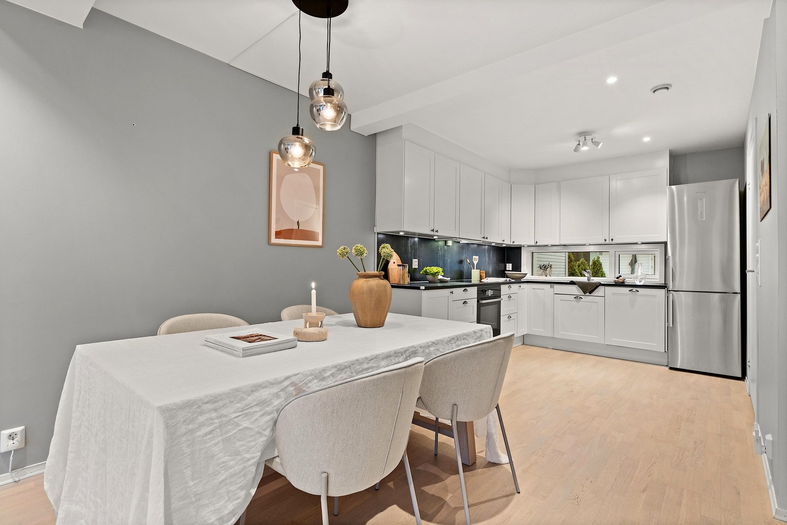 Spisestuen er en naturlig avgrensning mellom kjøkken og stue. Galleribilde