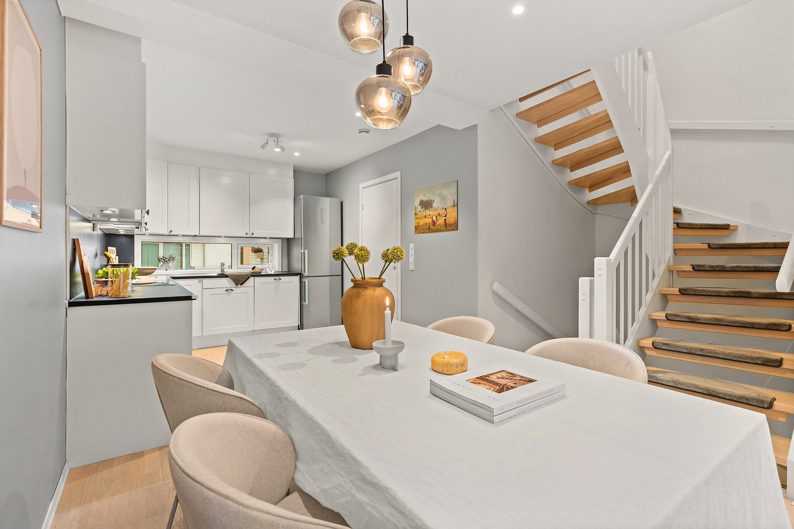 Kjøkkenet ble utvidet noe når det var nytt, og har godt med skap og benkplass. Galleribilde