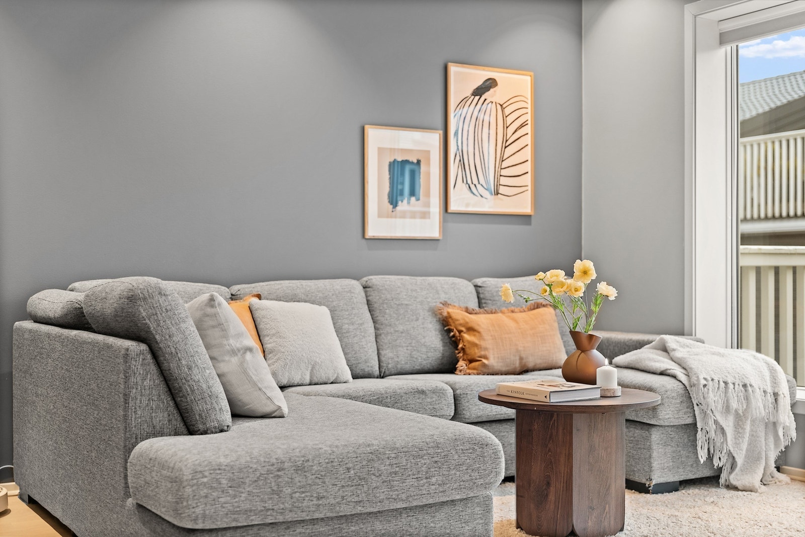 I stuen er det god plass til stor sofa og annet møblement. Galleribilde