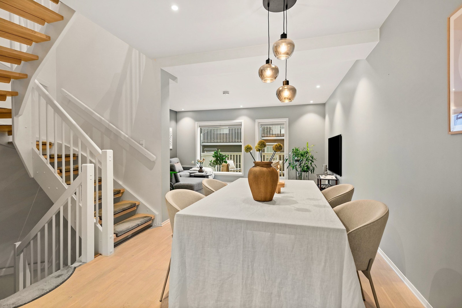 Stuen og kjøkkenet har en naturlig avgrensning med spisestue i midten. Galleribilde