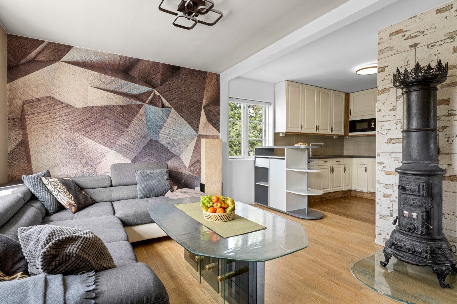 I tillegg til varmepumpe er allrommet utstyrt med klassisk vedovn. Galleribilde