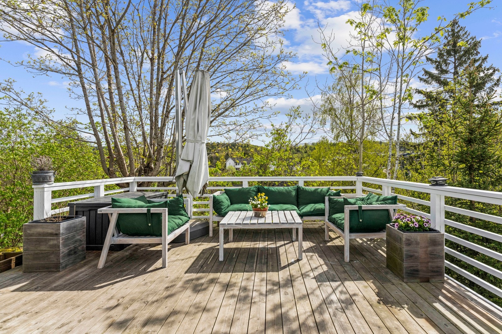 Det er god møbleringfrihet på den store, sydvestvendte terrassen. Galleribilde