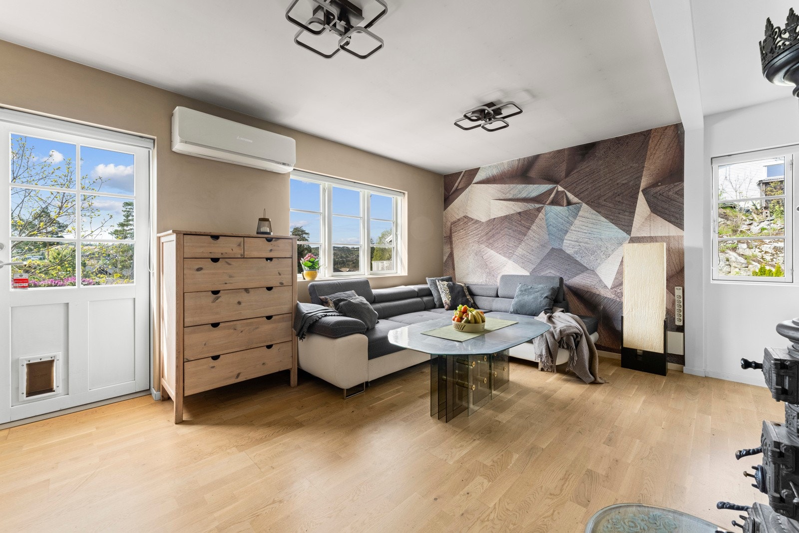 I 2025 ble veggene i allrommet fornyet med nye farger og ny, mønstret tapet. Galleribilde