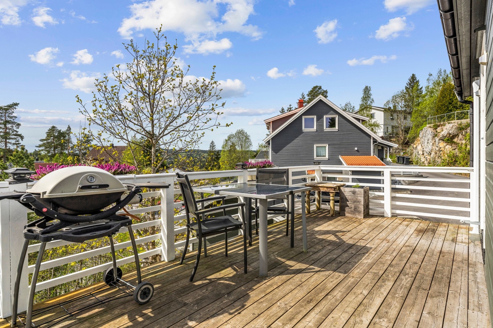 Den vinklede løsningen på terrassen gir fine, definerte soner. Galleribilde